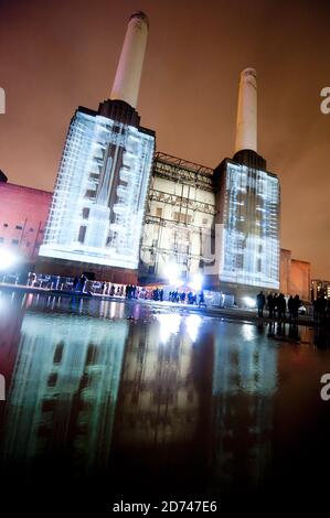Projektionen beleuchten Battersea Power im Bahnhof Süd-London auf der Call of Duty: Black Ops Launch Party. Stockfoto