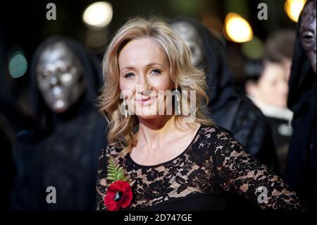 JK Rowling kommt bei der Weltpremiere von Harry Potter und die Heiligtümer des Todes im Leicester Square im Zentrum von London an. Stockfoto