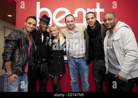 JLS im Bild mit Emma Bunton und Neil Bentley, nach einem Interview über Heart Breakfast, in den Global Radio Studios im Zentrum von London. Stockfoto