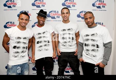 JLS in den Global Radio Studios im Zentrum von London mit Charity-T-Shirts, die sie entworfen haben, um Geld für 95.8 Capital FM's Help A London Child christmas Appeal zu sammeln. Stockfoto