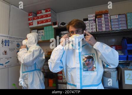 Jerusalem, Israel. Oktober 2020. Ein israelischer Arzt trägt sein Foto auf dem kompletten Schutzanzug, denn Patienten können sein Gesicht sehen, in der COVID-19 Station im Shaare Tzedek Medical Center in Jerusalem, am Dienstag, den 20. Oktober 2020. Die israelische Regierung hat damit begonnen, die Beschränkungen des Coronavirus am Ende einer einmonatigen Sperre zu lockern. Foto von Debbie Hill/UPI Kredit: UPI/Alamy Live Nachrichten Stockfoto