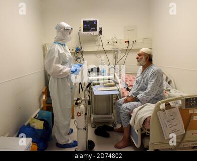 Jerusalem, Israel. Oktober 2020. Ein israelischer Arzt trägt einen vollständigen Schutzanzug, während er am Dienstag, den 20. Oktober 2020, mit einem Patienten auf der COVID-19 Station im Shaare Tzedek Medical Center in Jerusalem spricht. Die israelische Regierung hat damit begonnen, die Beschränkungen des Coronavirus am Ende einer einmonatigen Sperre zu lockern. Foto von Debbie Hill/UPI Kredit: UPI/Alamy Live Nachrichten Stockfoto