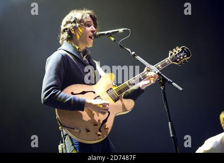 Ezra Koenig of Vampire Weekend tritt im Alexandra Palace im Norden Londons auf. Stockfoto