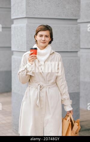 Einkaufen am Wochenende Nahaufnahme weibliches Porträt Stockfoto