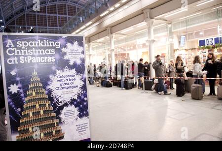 Die Passagiere stehen stundenlang am Bahnhof St Pancras International im Norden Londons an, da Eurostar-Züge aufgrund widriger Wetterbedingungen verspätet und abgesagt werden. Stockfoto