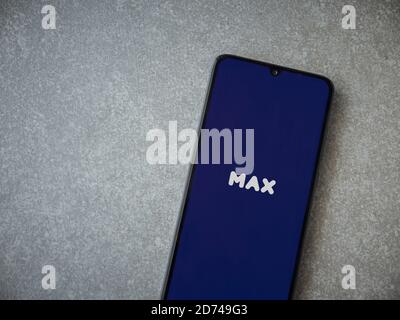 LOD, Israel - 8. Juli 2020: Max App Launch Screen mit Logo auf dem Display eines schwarzen mobilen Smartphones auf Keramikstein Hintergrund. Draufsicht flach liegend Stockfoto