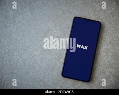 LOD, Israel - 8. Juli 2020: Max App Launch Screen mit Logo auf dem Display eines schwarzen mobilen Smartphones auf Keramikstein Hintergrund. Draufsicht flach liegend Stockfoto