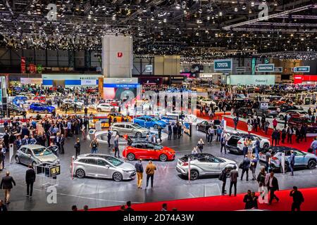 Besucher- und Fahrzeugübersicht des 89. Genfer Autosalons. Genf, Schweiz - 6. März 2019. Stockfoto