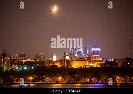 Der Mond scheint über der Nachtstadt Stockfoto