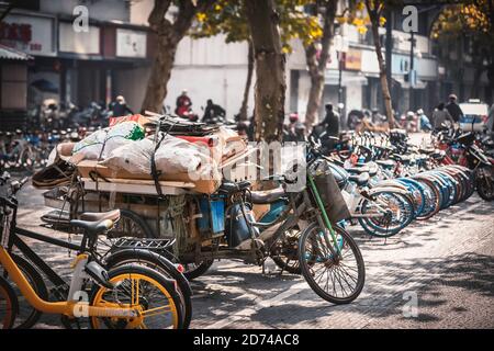 Fahrrad mit Abfall auf dem Bürgersteig, Hangzhou, China Stockfoto