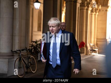 London, Großbritannien. Oktober 2020. Der britische Premierminister Boris Johnson kommt nach der wöchentlichen Kabinettssitzung zurück. Kredit: Mark Thomas/Alamy Live Nachrichten