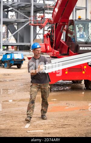 Baustelle des neuen Braunkohlekraftwerks Neurath bei Grevenbroich, Boa 2/3, Arbeiter mit Stahlträgern, Nordrhein-Westfalen, Deutschland. Stockfoto