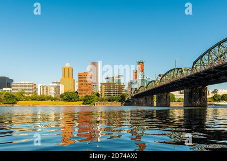 Portland, Oregon, USA Skyline am Willamette River. Stockfoto