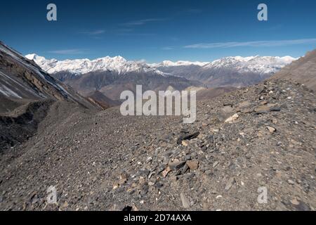 Nepal, Annapurna Circuit, Blick auf das Muktinath Tal vom Thorung La Pass. Stockfoto