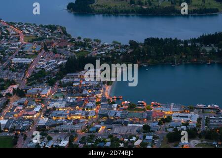 Luftaufnahme der Häuser, Business District Street bei Nacht im Stadtzentrum von Queenstown, Neuseeland 's South Island. Immobilien, Wohnungen und Grundstücke Stockfoto