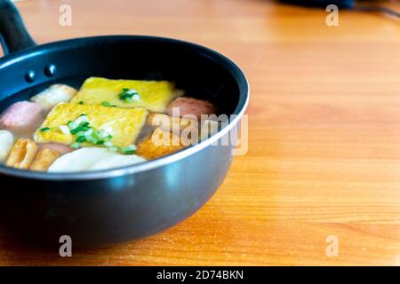 Ich kaufte Instant-Food und kochte es kurz. Geben Sie das Wasser in einen Topf, fügen Sie die Sauce, und erhitzen Sie es. Wenn das Wasser kocht, fügen Sie die Fischkuchen. Nach 2 Stockfoto