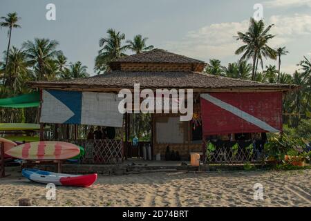 Ngwesaung, Myanmar - 29. Dezember 2019: Divemya Zentrum für Tauchen, Kajak, Kanu, Surfen und Freizeitaktivitäten mieten und mieten am 29. Dezember Stockfoto