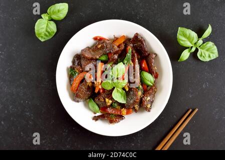 Thai-Stil Braten Sie Rindfleisch mit Gemüse in einer Schüssel. Draufsicht, flach liegend Stockfoto