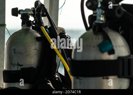 Blick auf zwei Tauchbecken Sauerstofftanks Ausrüstung in Metall mit Wasserhahn Ventile, Calventuras Inseln, Ngwesaung, Irrawaddy, Myanmar Stockfoto