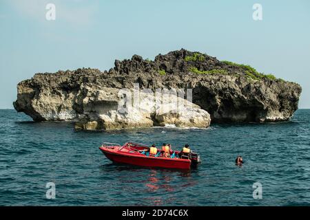 Calventuras Islands, Ngwesaung, Myanmar, 29. Dezember 2019: Die Menschen besuchen die Inseln in einem roten Schnellboot zum Schnorcheln und Tauchen Stockfoto