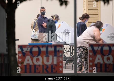 Austin, Texas 20. Oktober 2020: Die maskierten Wähler des Landkreises Travis gaben während der frühen Wahlperiode in Texas Stimmzettel ab. Die Grafschaft hat durchschnittlich eine Rekordzahl von 35,000 Wählern pro Tag mit zwei Wochen vor der Wahl am 3. November. Die Texaner haben bisher mehr als vier Millionen Stimmen in der Frühwahl abgestimmt. Kredit: Bob Daemmrich/Alamy Live Nachrichten Stockfoto