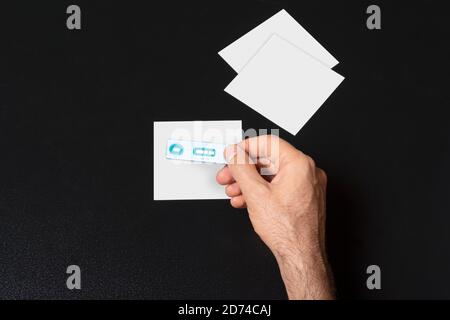 Eine Hand, die einen Schwangerschaftstest vor den Bilderrahmen hält, bearbeitbare Modellreihe-Vorlage bereit für Ihr Design, Auswahlpfad enthalten. Stockfoto