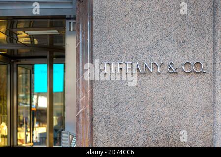 Tiffany & Co Flagship-Store an der Ecke Fifth Avenue und 57th Street. Nahaufnahme des Tiffany-Logos und des Ladeneingangs. Stockfoto