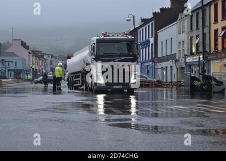 Wolfe Tone Square überschwemmt als das Land vor gelber Regenwarnung gewarnt wurde, sind viele Menschen in Bantry davon betroffen Stockfoto