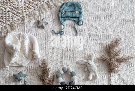 Set von Kindern stilvolle handgemachte Strickkleidung mit verschiedenen Accessoires im Boho-Stil, Draufsicht. Stockfoto