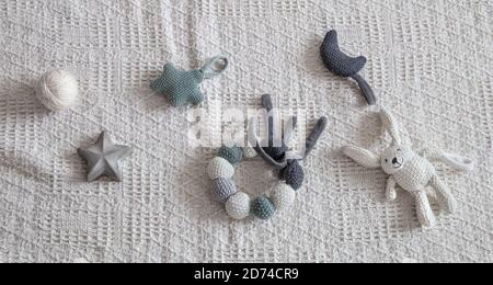 Set von Kinderspielzeug auf einem hellen Hintergrund, Draufsicht. Stockfoto