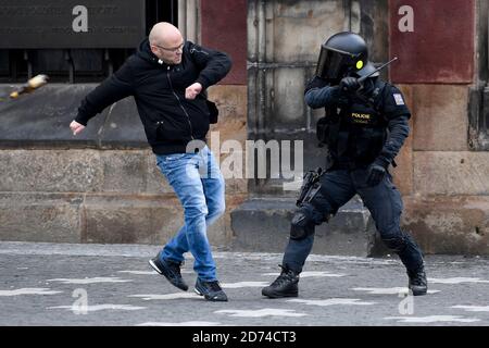 Demonstranten gegen COVID-Maßnahmen stoßen in Prag, Tschechische Republik, 18. Oktober 2020 auf Polizei. Gepanzerte und montierte Polizeieinheiten zusammen mit Hundehand Stockfoto