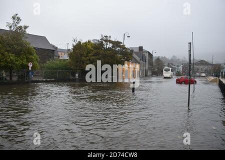 Wolfe Tone Square überschwemmt als das Land vor gelber Regenwarnung gewarnt wurde, sind viele Menschen in Bantry davon betroffen Stockfoto