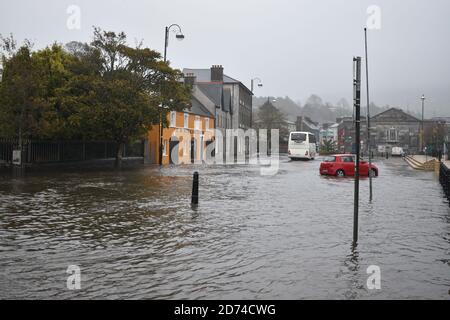 Wolfe Tone Square überschwemmt als das Land vor gelber Regenwarnung gewarnt wurde, sind viele Menschen in Bantry davon betroffen Stockfoto