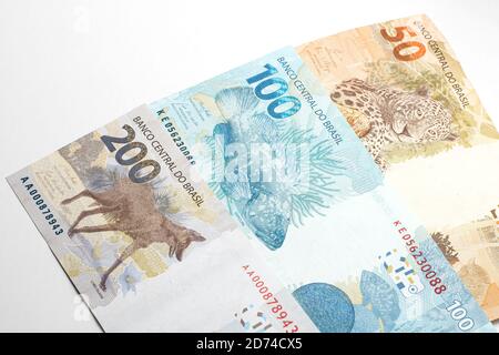 Rückseite der brasilianischen Banknote mit aufgedruckten Tieren. Brasilianische 200, 100 und 50 reais. Guara Wolf, Zackenbarsch und die gemalte Unze. Isoliert auf Whi Stockfoto