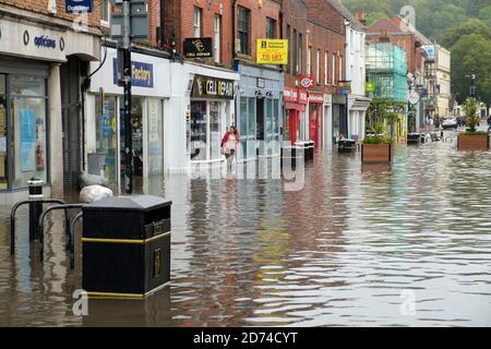 Winchester, England, UK 27/08/2020 Überschwemmungen auf der High Street in Winchester nach schweren Regenfällen durch Sturm Francis. Der Wasserstand stieg auf über Stockfoto