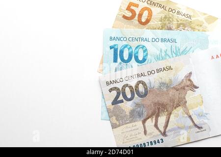 Rückseite der brasilianischen hochwertigen Banknoten mit weißem Platz für Text. Brasilianische 200, 100 und 50 reais. Stockfoto