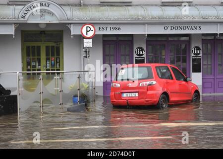 Wolfe Tone Square überschwemmt als das Land vor gelber Regenwarnung gewarnt wurde, sind viele Menschen in Bantry davon betroffen Stockfoto