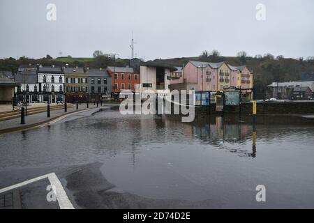 Wolfe Tone Square überschwemmt als das Land vor gelber Regenwarnung gewarnt wurde, sind viele Menschen in Bantry davon betroffen Stockfoto