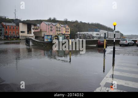 Wolfe Tone Square überschwemmt als das Land vor gelber Regenwarnung gewarnt wurde, sind viele Menschen in Bantry davon betroffen Stockfoto