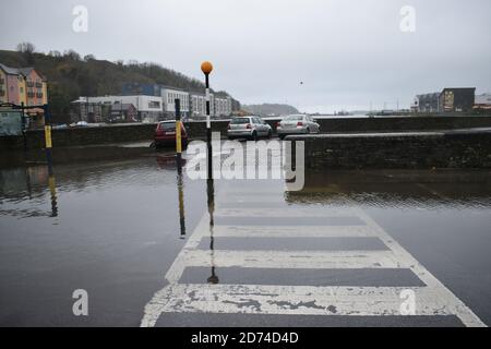 Wolfe Tone Square überschwemmt als das Land vor gelber Regenwarnung gewarnt wurde, sind viele Menschen in Bantry davon betroffen Stockfoto