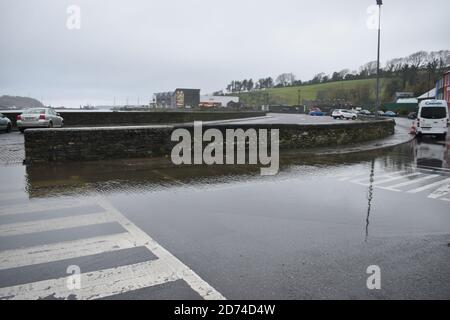 Wolfe Tone Square überschwemmt als das Land vor gelber Regenwarnung gewarnt wurde, sind viele Menschen in Bantry davon betroffen Stockfoto