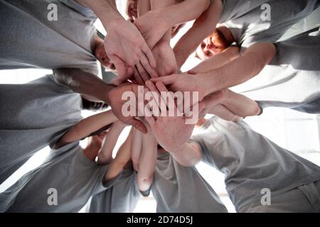 Gruppe von Gleichgesinnten ihre Handflächen schröpfen Stockfoto