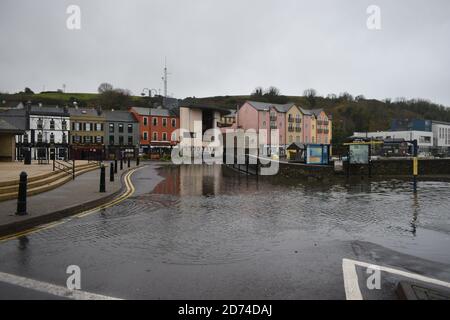 Wolfe Tone Square überschwemmt als das Land vor gelber Regenwarnung gewarnt wurde, sind viele Menschen in Bantry davon betroffen Stockfoto