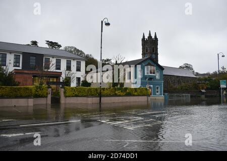 Wolfe Tone Square überschwemmt als das Land vor gelber Regenwarnung gewarnt wurde, sind viele Menschen in Bantry davon betroffen Stockfoto