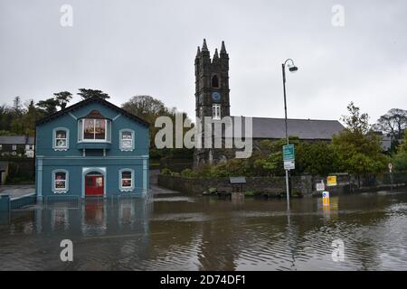 Wolfe Tone Square überschwemmt als das Land vor gelber Regenwarnung gewarnt wurde, sind viele Menschen in Bantry davon betroffen Stockfoto