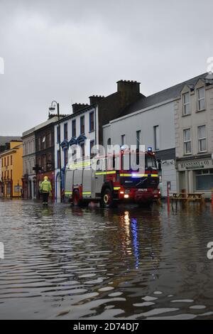 Wolfe Tone Square überschwemmt als das Land vor gelber Regenwarnung gewarnt wurde, sind viele Menschen in Bantry davon betroffen Stockfoto