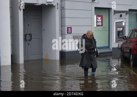 Wolfe Tone Square überschwemmt als das Land vor gelber Regenwarnung gewarnt wurde, sind viele Menschen in Bantry davon betroffen Stockfoto