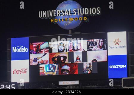 Carson, Usa. Oktober 2020. Virtuelle Fans werden per Zoom Telekonferenz während eines MLS Fußballspiels projiziert, Sonntag, 18. Oktober 2020, in Carson, Kalifornien. Die Los Angeles Galaxy besiegte Vancouver Whitecaps 1-0. (Foto von IOS/Espa-Images) Quelle: European Sports Photo Agency/Alamy Live News Stockfoto