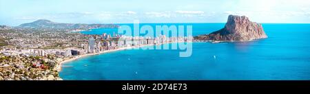 Penon de Ifach und Cape Coast Panoramablick. Penyal d'IFAC, Peñon de Ifachs Naturpark Blick vom Morro de Toix Aussichtspunkt. Ifach penon und Calpe OR Stockfoto