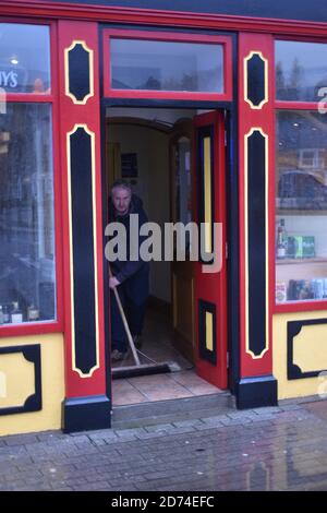 25 Unternehmen, die wir von Überschwemmungen in Wolfe Tone Square, Town Lots, Bantry, West Cork, Irland betroffen sind Stockfoto